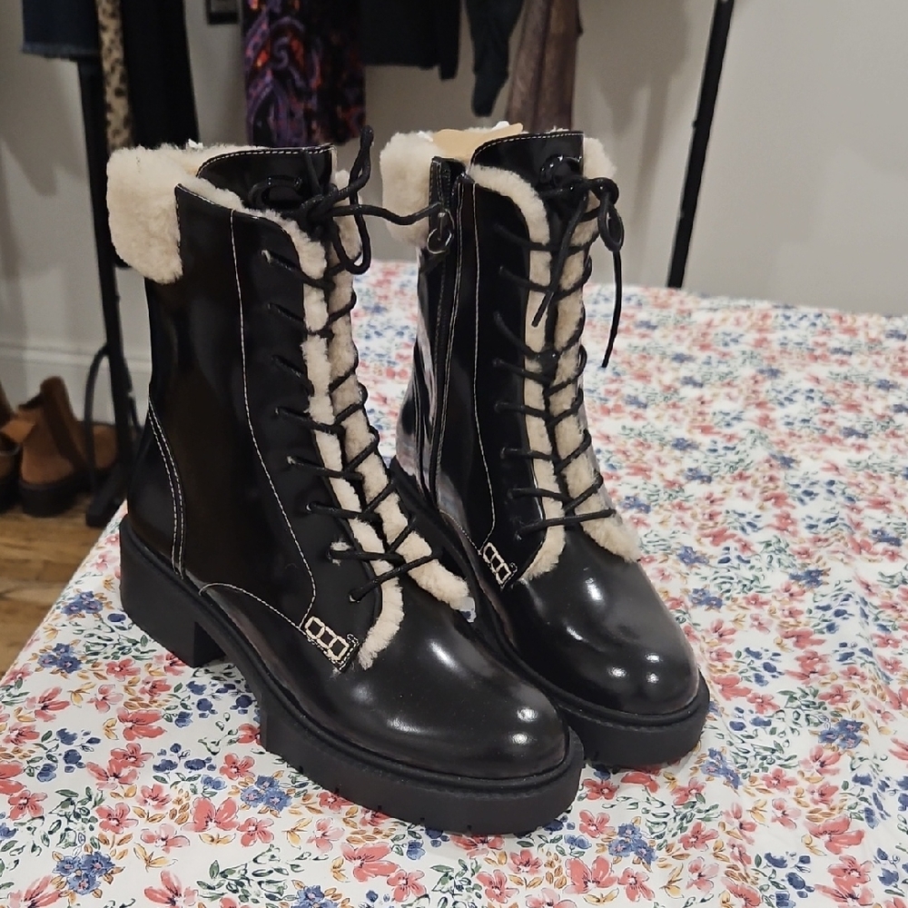 Stylish Black Shearling-Lined Boots - image 1